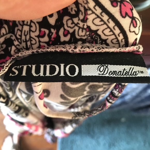 Floral and paisley thigh-length robe in black and shades of pink. - Picture 4 of 5